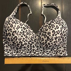 New With Tags 🐆Snow Leopard XL Comfort Molded Cup Bra with Sexy Lace Back 🤍🖤